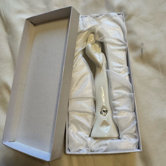 Debora Carlucci Dream Statue - Picture 2 of 3